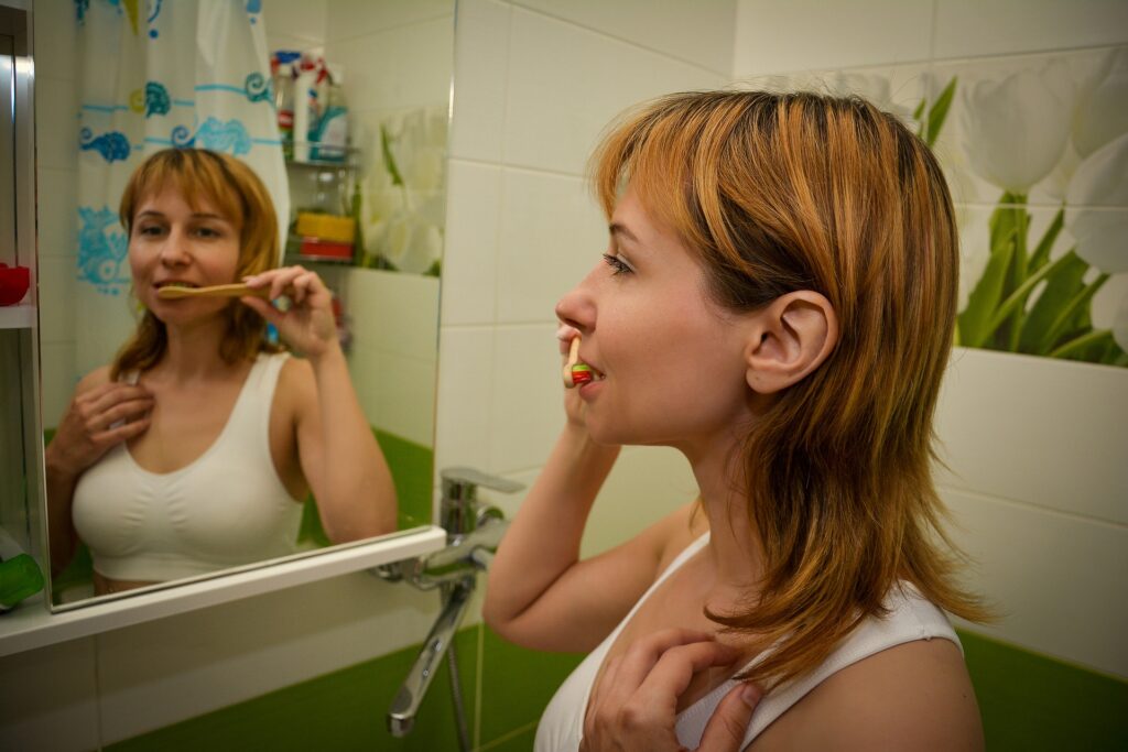 歯を磨いている女性の画像